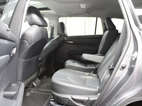 Used 2021 Toyota Highlander XLE AWD/4WD image 16