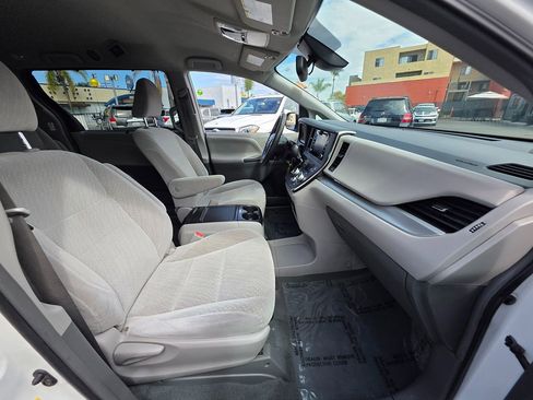 Used 2019 Toyota Sienna LE image 11