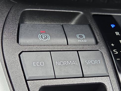 Used 2023 Toyota RAV4 LE FWD image 20