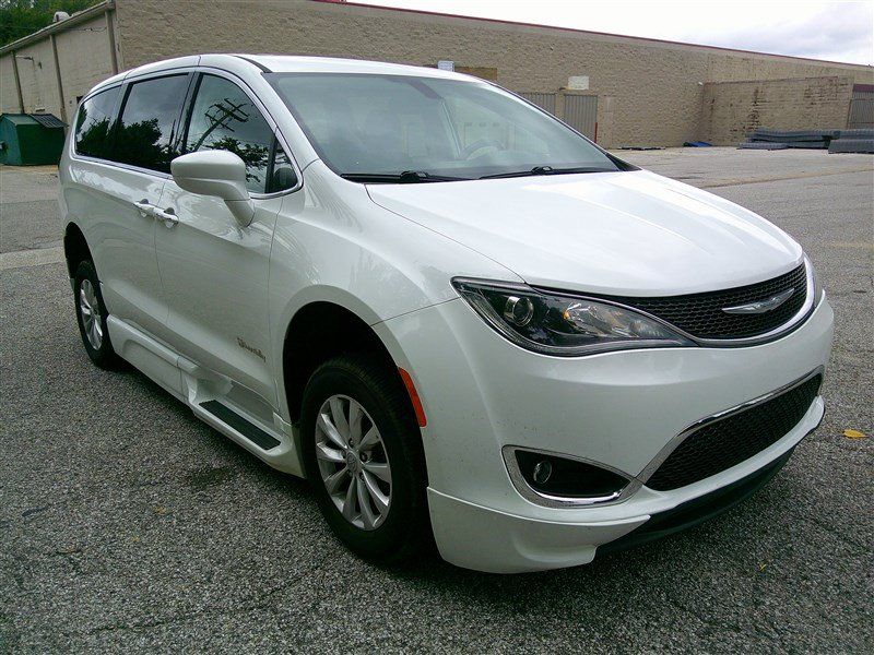 Used 2018 Chrysler Pacifica Touring Plus FWD image 7