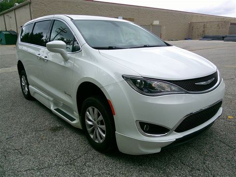 Used 2018 Chrysler Pacifica Touring Plus FWD image 7