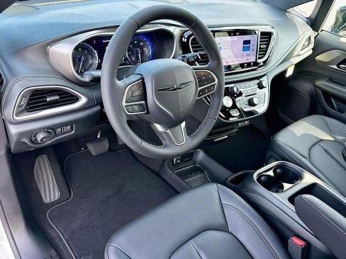 New 2025 Chrysler Pacifica Select w/ Fav Edition Package image 6