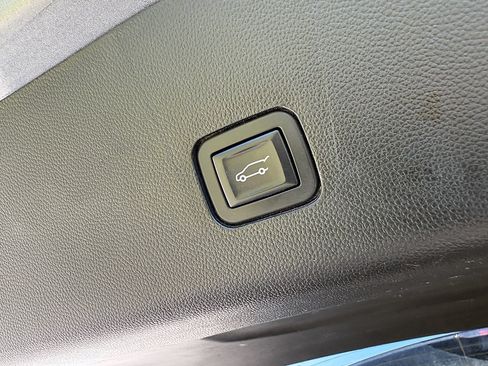 Used 2018 Chevrolet Traverse LT AWD/4WD image 16