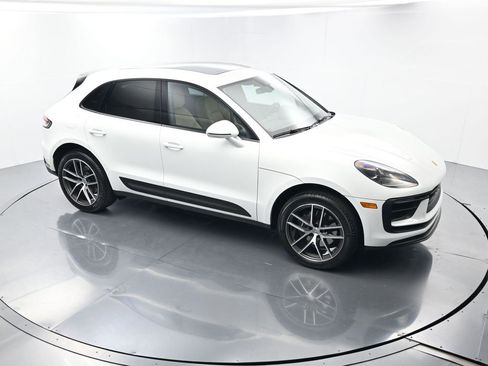 Used 2025 Porsche Macan image 46