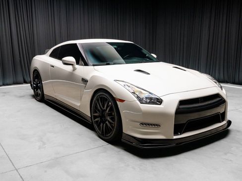 Used 2013 Nissan GT-R Black Edition image 17