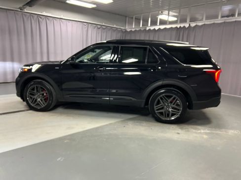 Used 2025 Ford Explorer ST-Line w/ ST-Line Street Pack AWD/4WD image 4