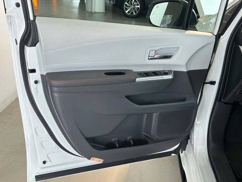 Used 2022 Toyota Sienna XSE image 1