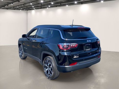 Certified 2025 Jeep Compass Limited AWD/4WD image 5