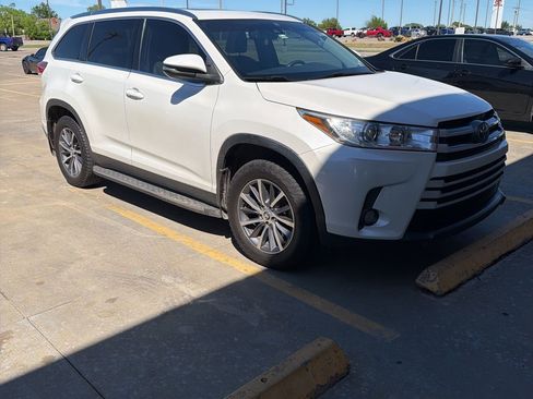 Used 2019 Toyota Highlander XLE image 3
