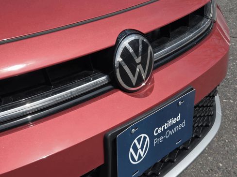 Certified 2025 Volkswagen Jetta SE w/ Sunroof Package image 4