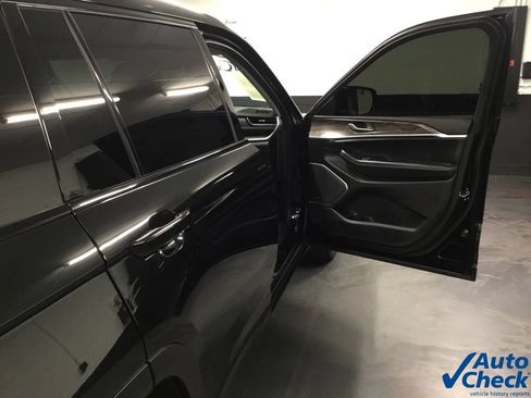 Used 2022 Jeep Grand Cherokee L Limited w/ Black Appearance Package AWD/4WD image 41