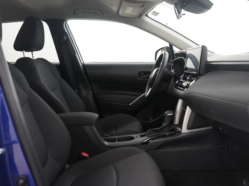 Used 2025 Toyota Corolla Cross LE image 11