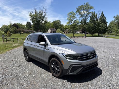 Used 2024 Volkswagen Tiguan SE w/ Panoramic Sunroof Package AWD/4WD image 3