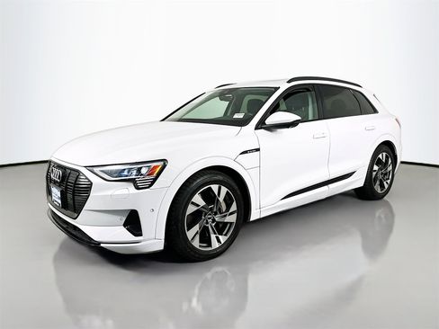 Used 2021 Audi e-tron Premium w/ Convenience Plus Package image 3