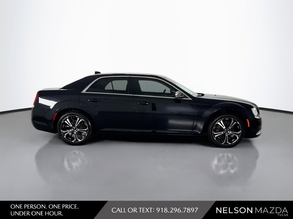 Used 2019 Chrysler 300 Touring w/ Chrome Appearance Package RWD image 4