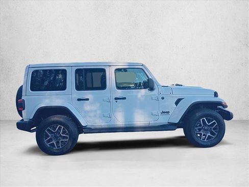 Used 2025 Jeep Wrangler Sahara w/ Technology Group image 7