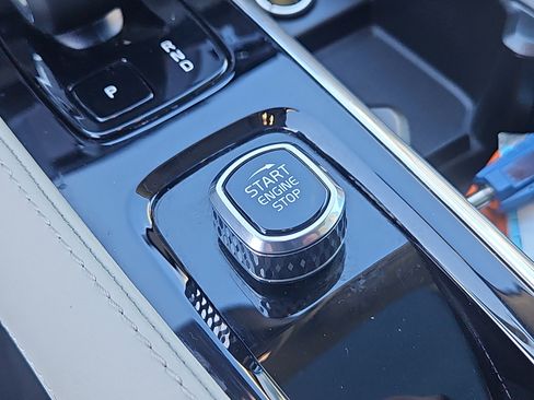 Used 2025 Volvo XC90 B6 Plus w/ Protection Package image 19