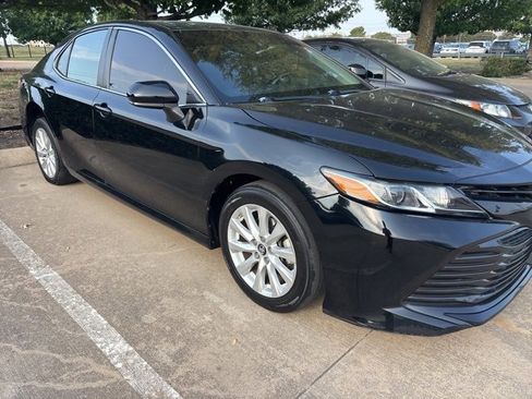 Used 2018 Toyota Camry LE image 2