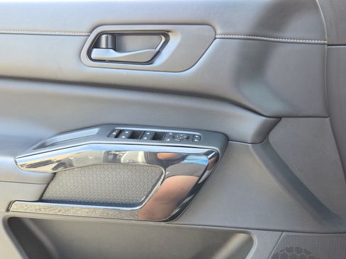 Used 2025 Nissan Pathfinder SV FWD image 27