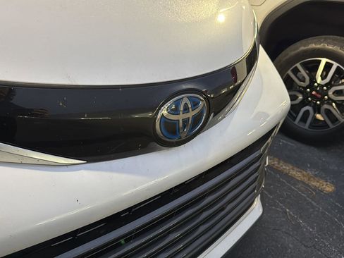 Used 2025 Toyota Sienna Limited image 5