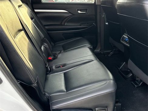 Used 2019 Toyota Highlander XLE image 12