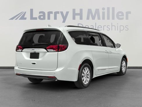 Used 2018 Chrysler Pacifica Touring-L FWD image 2