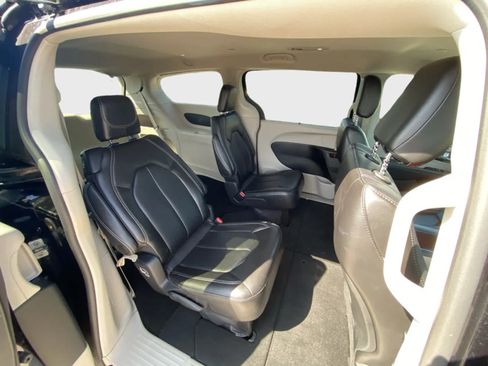 Used 2024 Chrysler Pacifica Touring-L FWD image 13