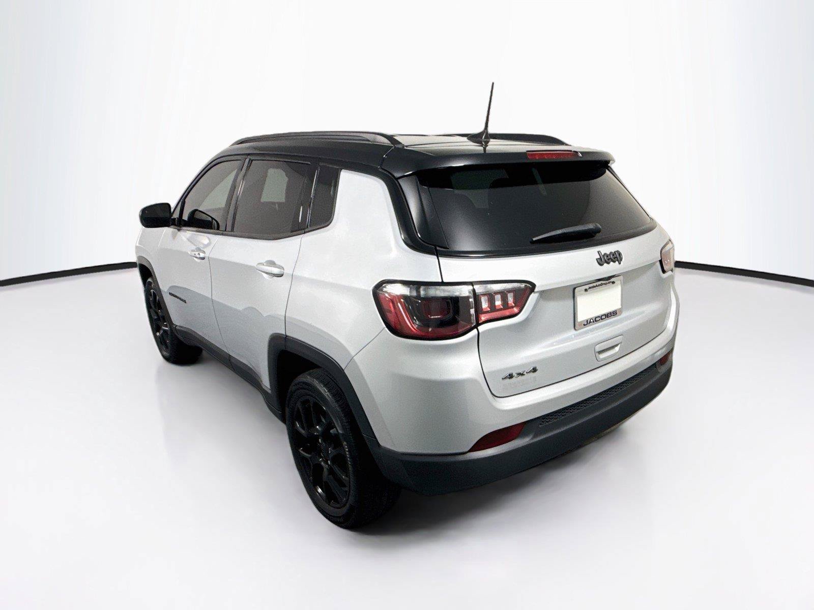 Used 2024 Jeep Compass Latitude w/ Convenience Group AWD/4WD image 3
