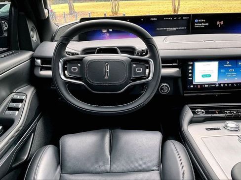 Used 2025 Lincoln Navigator L Reserve w/ Jet Appearance Package image 5