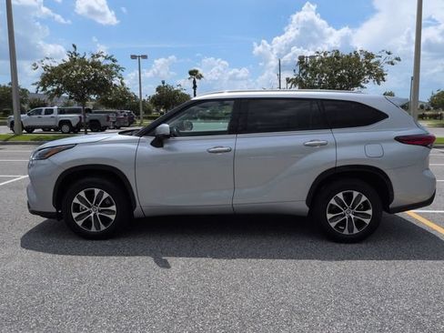 Used 2022 Toyota Highlander XLE FWD image 7