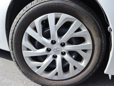 Used 2018 Toyota Corolla LE w/ Carpet Mat Package (TMS) image 15