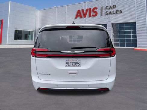 Used 2025 Chrysler Pacifica Select image 9