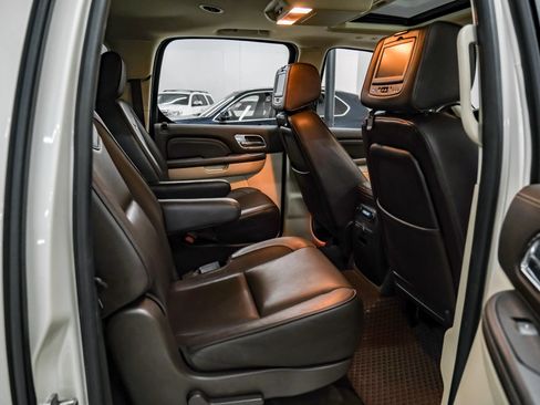 Used 2014 Cadillac Escalade ESV Platinum RWD image 29
