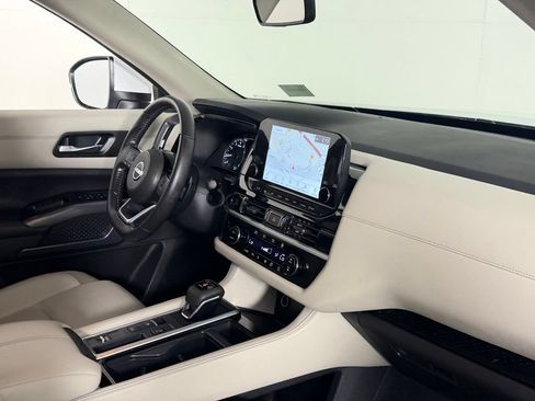 Used 2025 Nissan Pathfinder SL FWD image 32