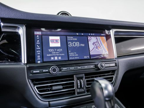 Certified 2021 Porsche Macan image 18