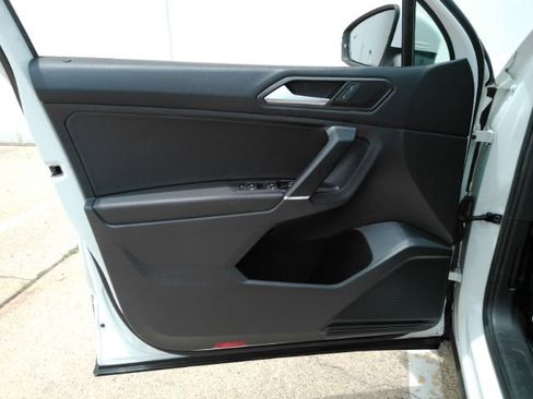 Used 2018 Volkswagen Tiguan SE w/ Panoramic Sunroof Package FWD image 11