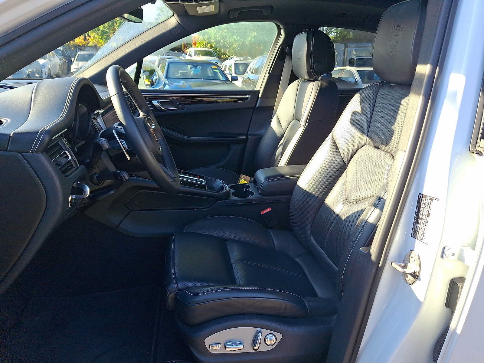 Used 2024 Porsche Macan AWD/4WD image 10