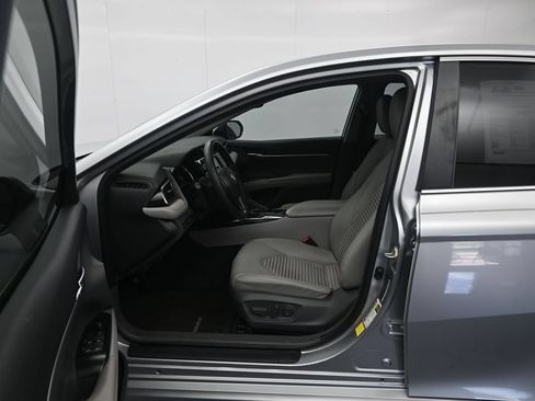 Used 2020 Toyota Camry SE w/ Convenience Package FWD image 20