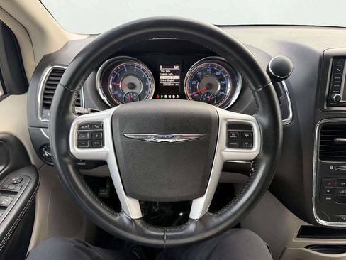 Used 2016 Chrysler Town & Country Touring FWD image 17