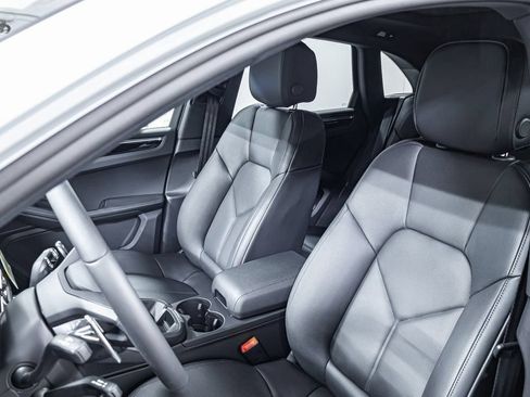 Certified 2025 Porsche Macan AWD/4WD image 5
