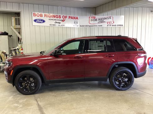 Used 2025 Jeep Grand Cherokee Altitude AWD/4WD image 2