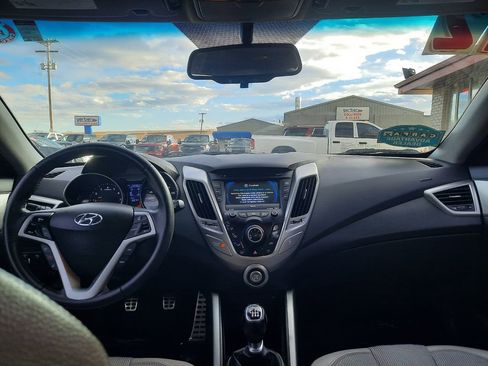 Used 2012 Hyundai Veloster w/ Style Pkg image 9