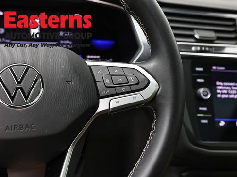 Used 2022 Volkswagen Tiguan SE w/ Panoramic Sunroof Package AWD/4WD image 16