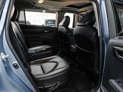 Used 2021 Toyota Highlander XLE FWD image 45