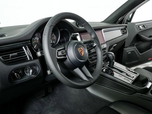 Certified 2026 Porsche Macan AWD/4WD image 4
