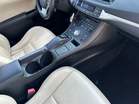 Used 2012 Lexus CT 200h FWD 4dr Hybrid image 32