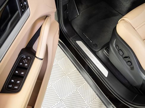 Certified 2024 Porsche Cayenne Coupe image 8