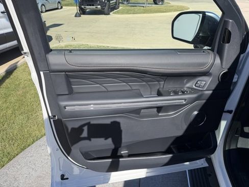 Used 2024 Ford Expedition Platinum image 10