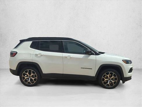 Used 2025 Jeep Compass Limited AWD/4WD image 4