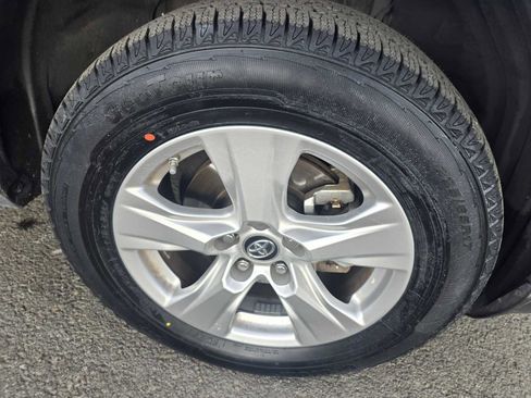 Used 2021 Toyota RAV4 LE image 9